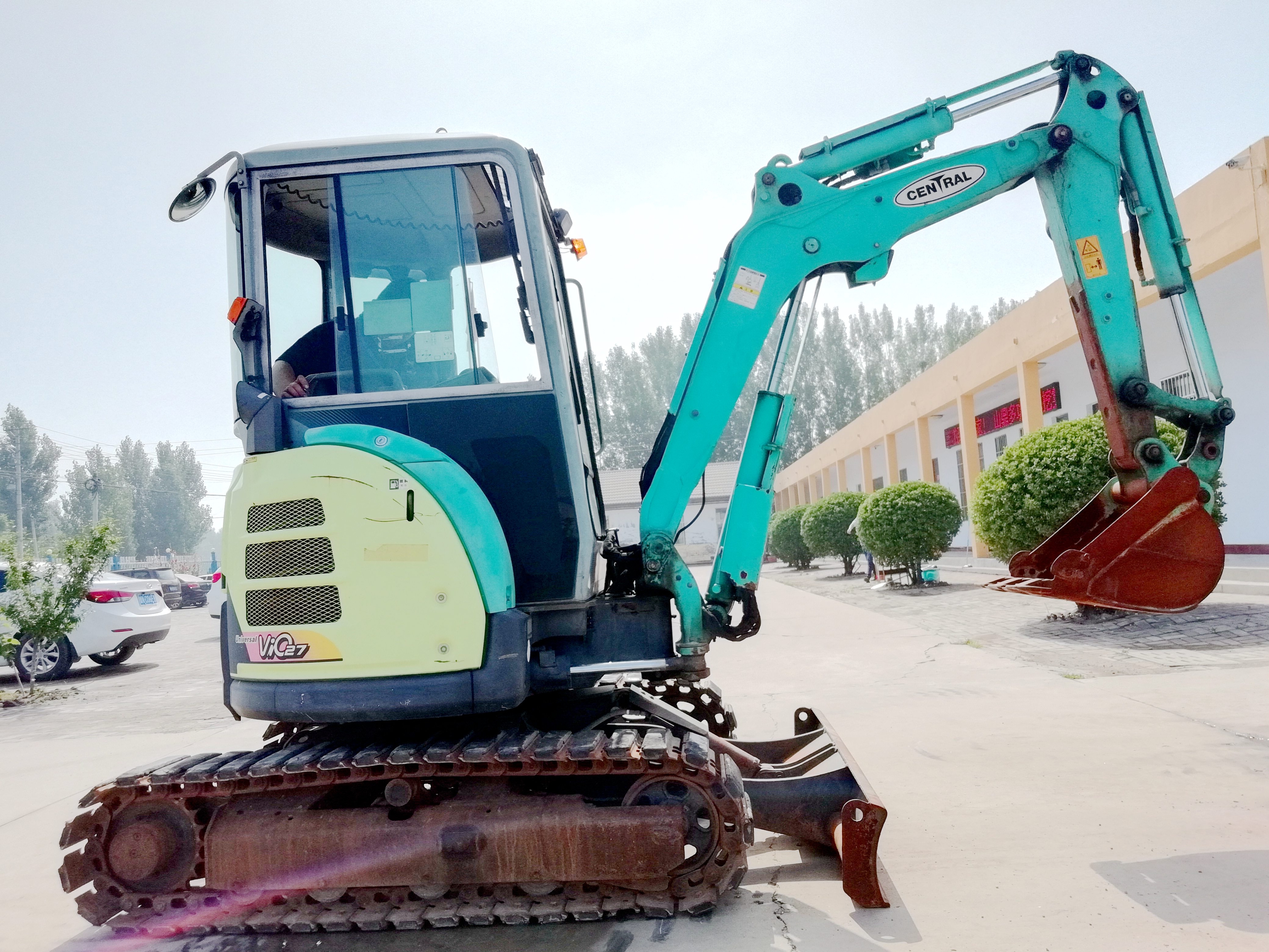 进口二手挖掘机，洋马27小挖机价位及图片