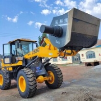 带搅拌的装载机可以带铲斗货叉抓子等多种辅具