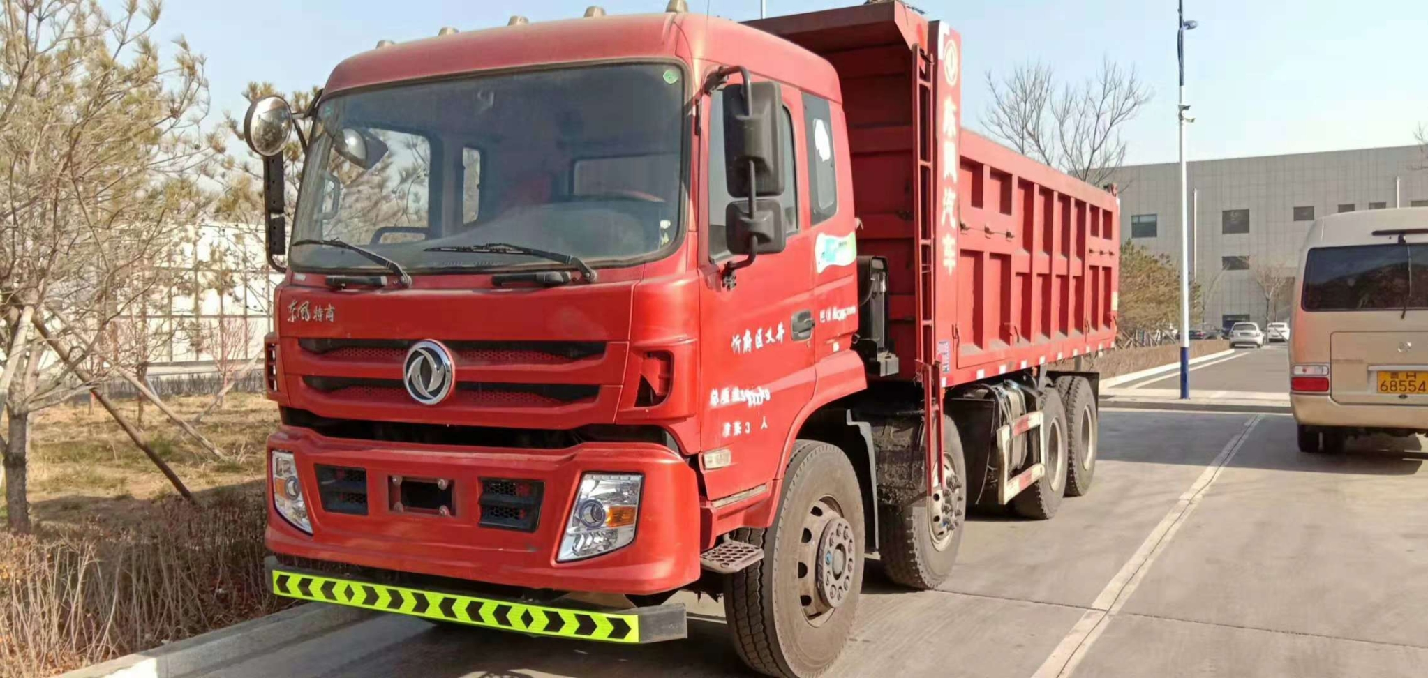 低价出售轻皮前四后八自卸车，品牌众多，以车论价