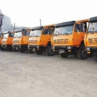 停车场处理大批拉土方后八轮自卸车