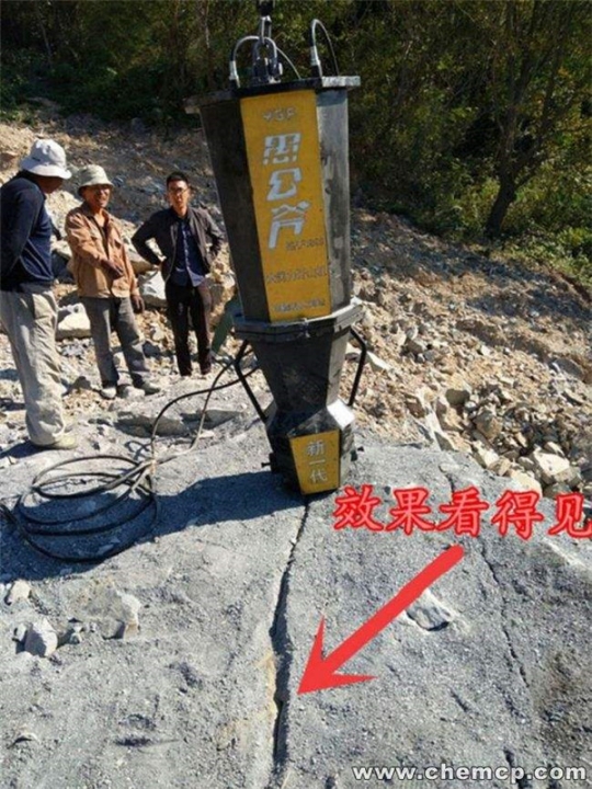 柳州鹿寨修房时碰见了大石头不用炸药的破碎方法