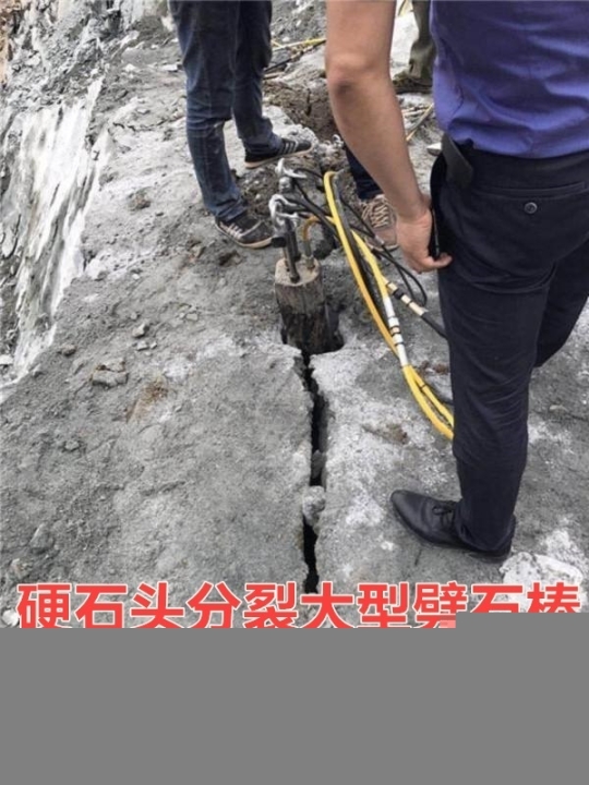 黔南平塘道路开挖遇硬石头不能爆破怎么办用什么机械