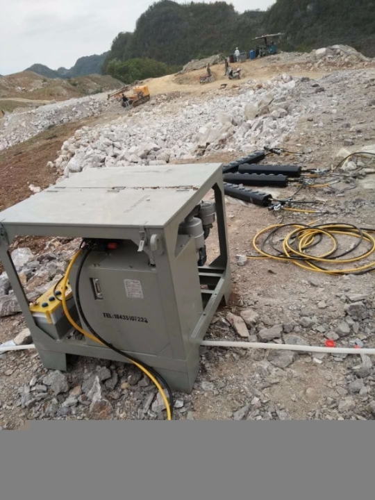 曲靖会泽工程硬石头不能爆破无需放炮用岩石液爆机