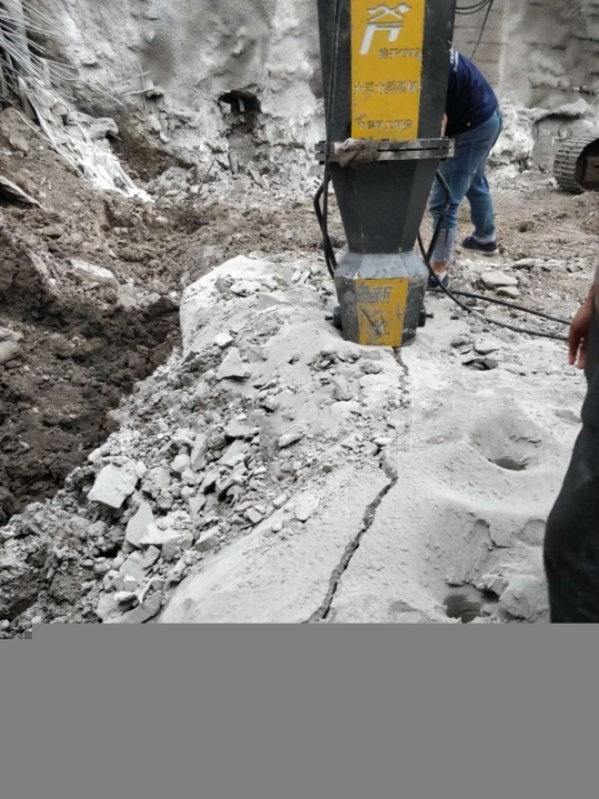 永胜石山工地不能用炸药有什么可以代替炸药爆破岩石